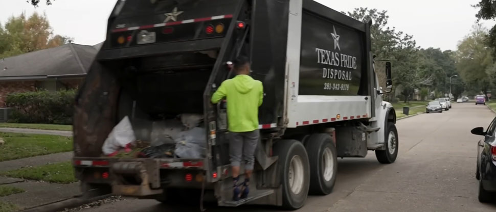 Salvadoreño es viral por recoger la basura en tacones en Estados Unidos