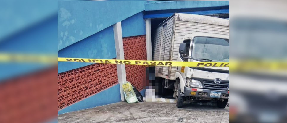 Señor fallece atropellado por un camión en estacionamiento del centro de San Salvador