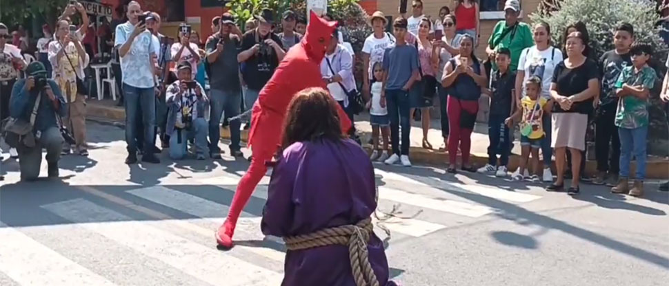 Talcigüines recorren calles de Texistepeque azotando y borrando los pecados de la gente