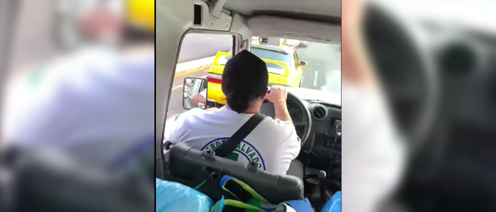 Denuncian a taxista que no dejaba pasar a ambulancia que trasladaba un paciente grave