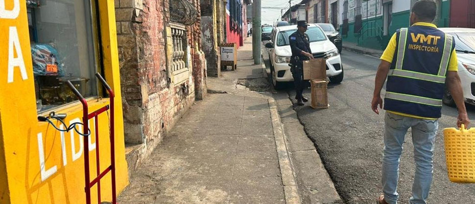 Retiran rótulos y otros obstáculos con los que bloqueaban calles en Sonsonate