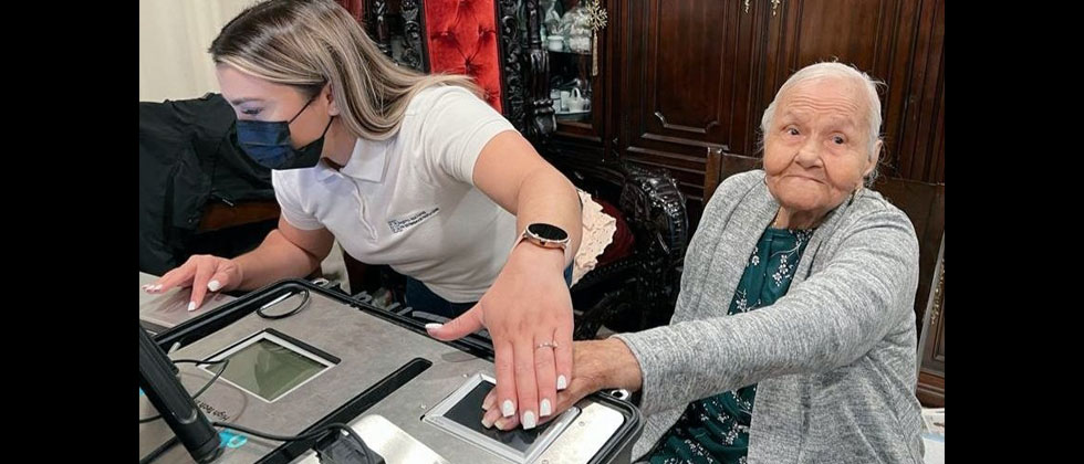 Salvadoreña de 101 años, residente en Estados Unidos, renueva su DUI 