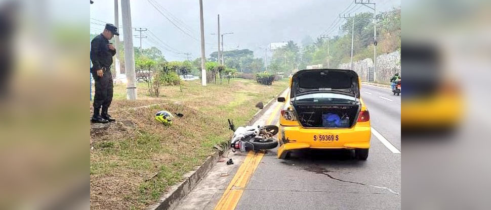 Motociclista queda sobre el carril auxiliar tras chocar contra un taxi