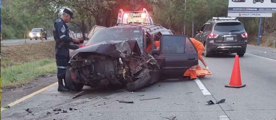 Conductor pierde el control y choca contra un árbol en la autopista a Comalapa