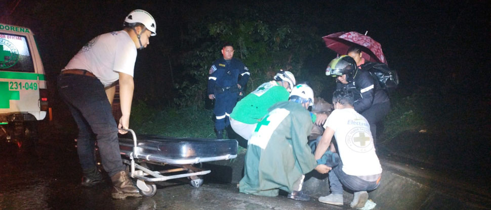 Motociclista queda tendido sobre el pavimento tras accidentarse en bulevar Constitución