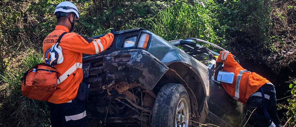 Equipo de primera respuesta auxilia a conductores tras fuerte accidente en Chalchuapa