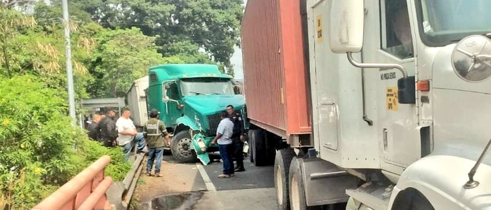 Trailero se duerme al volante y choca contra cuatro vehículos, entre ellos, dos rastras