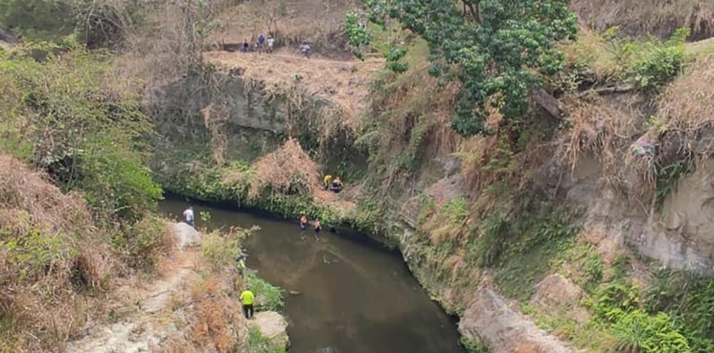 Rescatan a hombre que cayó al río Acelhuate en Apopa