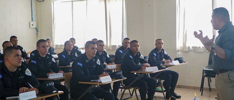 Policía contará con agentes bilingües