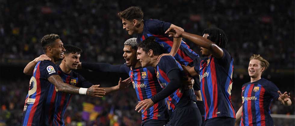 El Barcelona acaricia La Liga tras golear al Betis