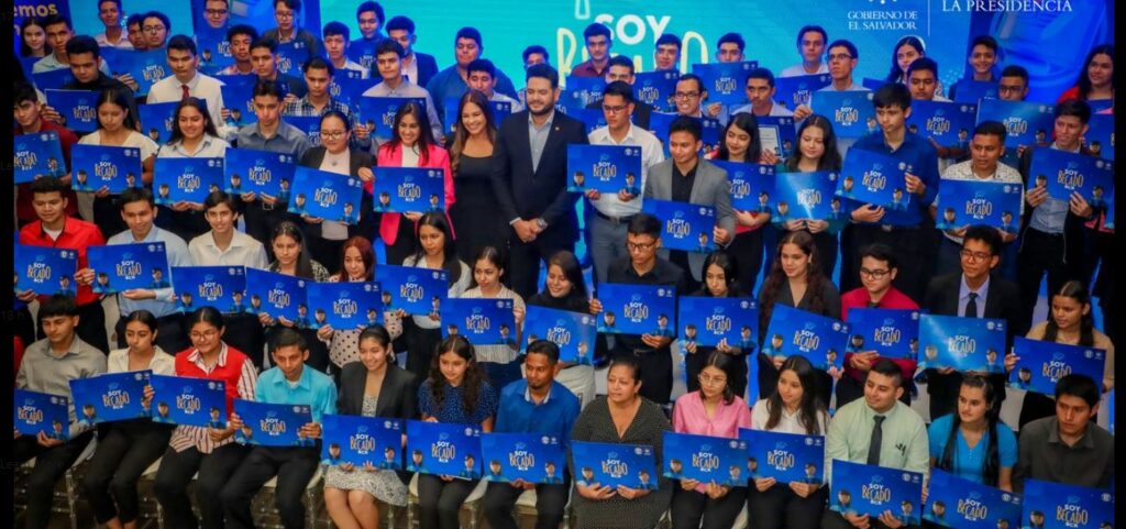 Entregan 126 becas por medio del programa «Soy Becado BCR» del Banco Central de Reserva