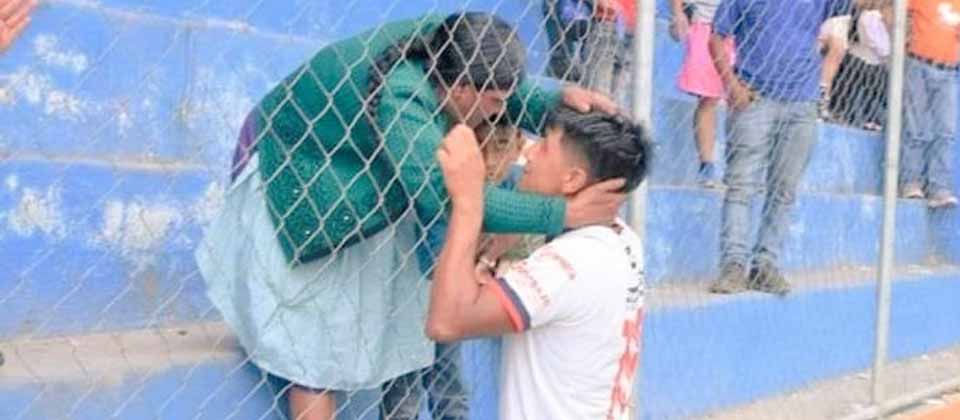 Viralizan imagen de mamá dando la «bendición» a su hijo para que juegue bien