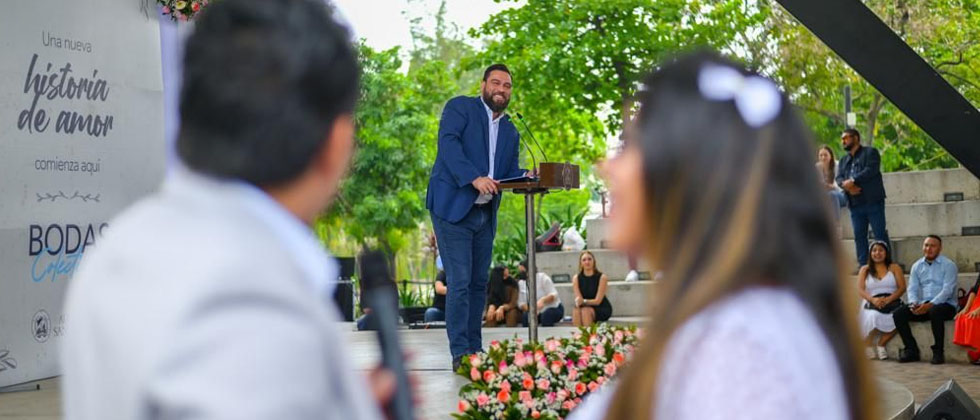 Parejas se juran amor eterno durante bodas colectivas en el parque Cuscatlán 
