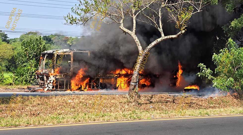 Bus es consumido por las llamas en la carretera a Santa Ana