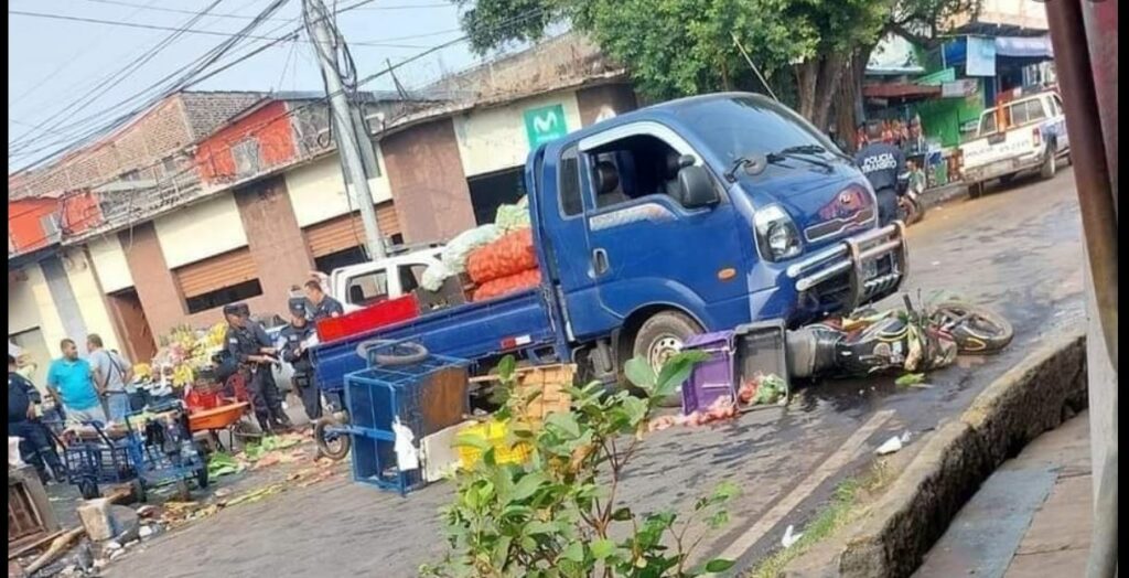 Conductor atropella a varios vendedores de frutas e impacta a un motociclista en mercado de Usulután