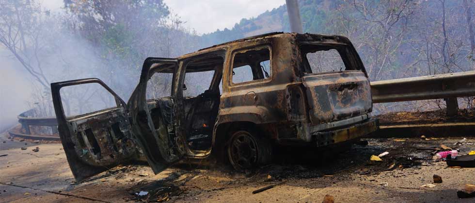 Camioneta es consumida por las llamas en Chalatenango