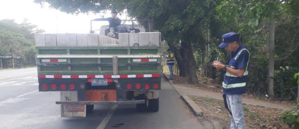 Sancionan a camionero por no estar autorizado para conducir
