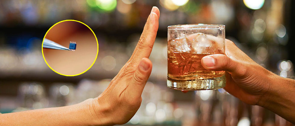 Hombre con problemas de alcoholismo se implanta chip que le impide beber 