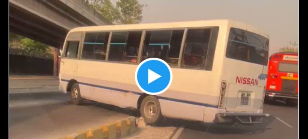 Captan a microbusero mientras se cruza los separadores del bulevar del Ejército (VIDEO)