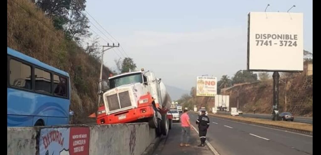 Conductor de camión cisterna pierde el control y se accidenta en carretera de Oro