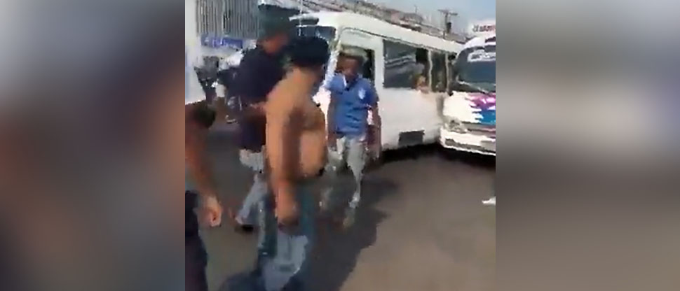 Microbuseros deciden arreglar sus problemas yéndose a los golpes en Alameda Juan Pablo II
