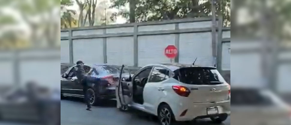 Sujeto agarra a golpes vehículo de un conductor por no respetar la fila durante el tráfico