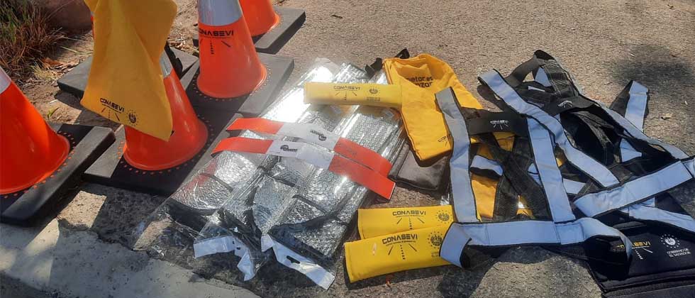 Regalan artículos de segurídad vial a a motociclistas y conductores