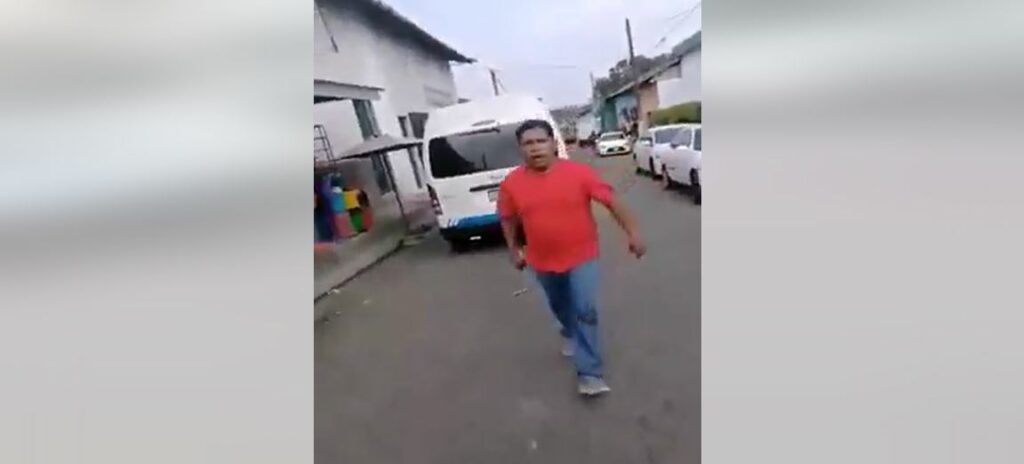 VIDEO: Conductor amenaza a otro hombre que lo grabó luego de atropellar a un perro en Sonsonate