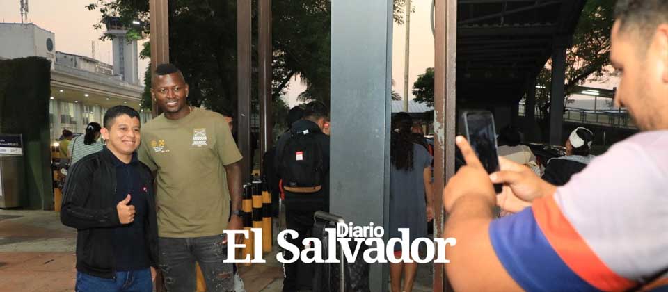 Viralizan la llegada de Duvier Riasco a El Salvador