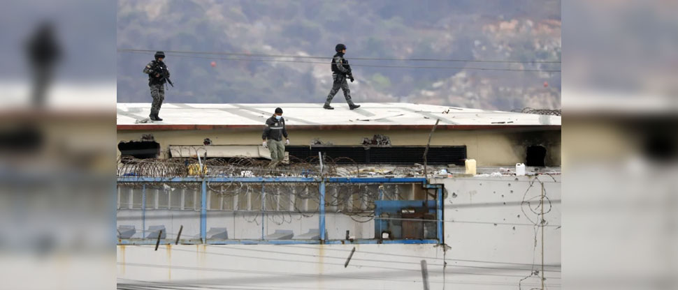Pugna entre pandillas deja 13 muertos en cárcel de Ecuador