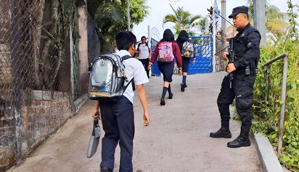 Policías continúan brindando seguridad en escuelas de todo el país