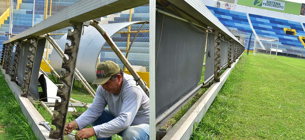 Comienza el proceso para instalar las nuevas vallas LED en el Estadio Cuscatlán  