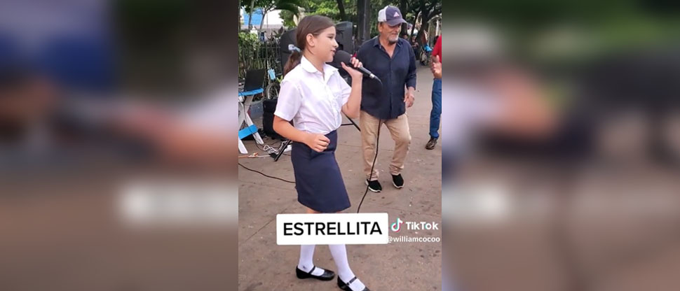Descubren talento de Estrellita, estudiante que pone a bailar a sonsonatecos con su hermosa voz
