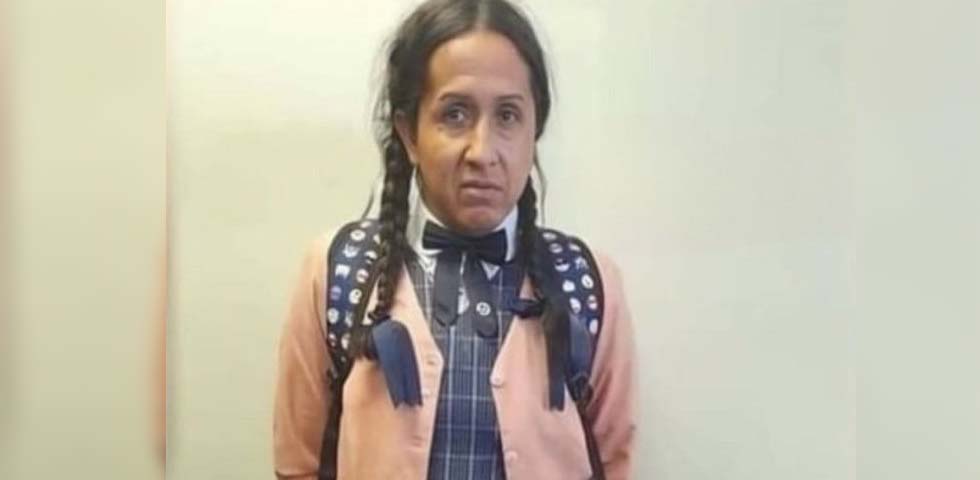 Detienen a hombre que se disfrazó de alumna para espiar a las niñas en los baños de escuela  
