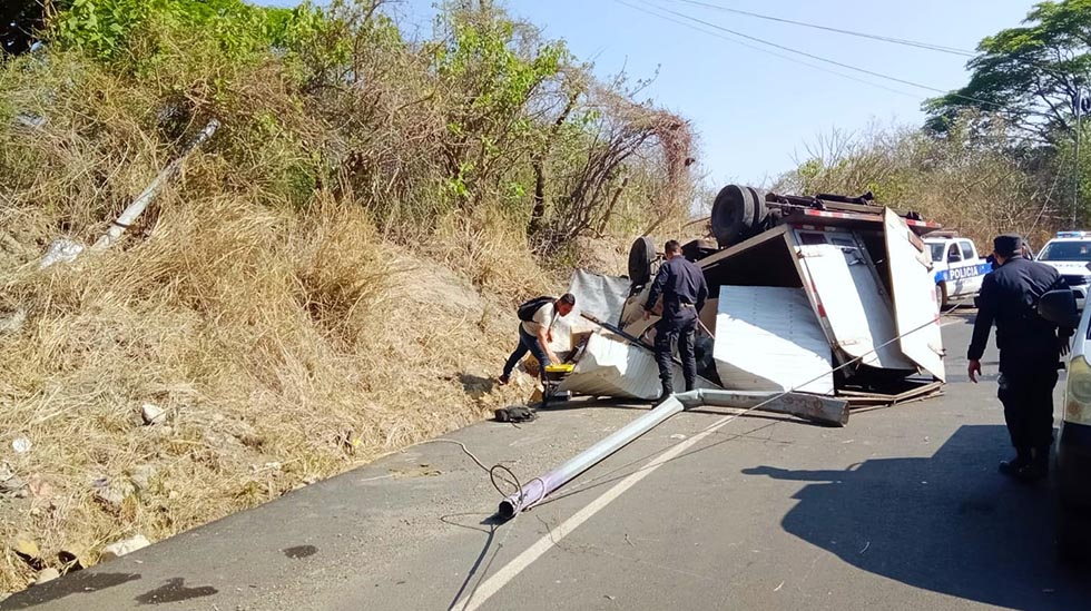 Conductor de camión impacta contra un poste en la Troncal de Norte  