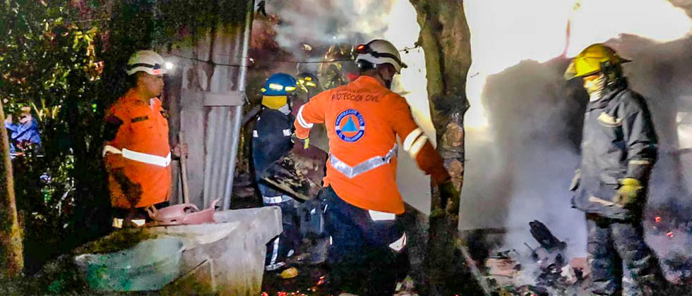 Bomberos reporta una vivienda y tres vehículos incendiados en Aguilares &nbsp;