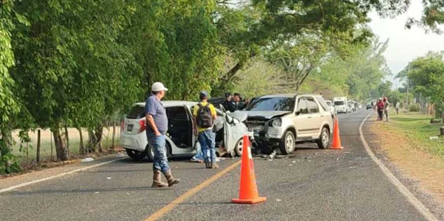 Un fallecido y cuatro lesionados tras fuerte choque en Chalatenango