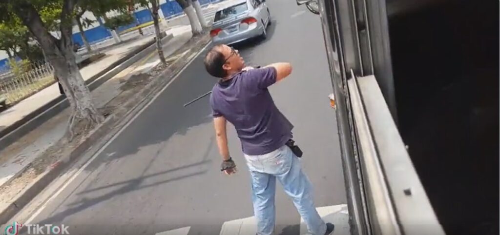 Conductor particular se detiene y amenaza a busero en San Salvador (VIDEO)