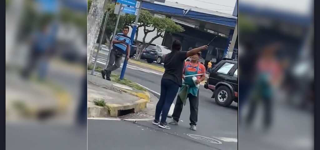 Captan a mujer mientras golpea a un señor sobre bulevar de Los Héroes, San Salvador (VIDEO)