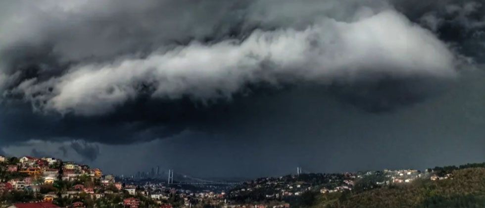 Nube negra oscurece por completo el cielo de Estambul, Turquía 