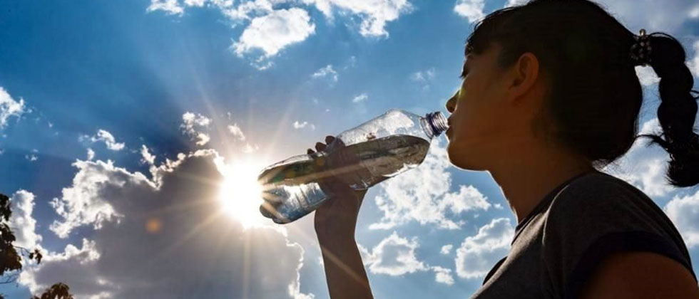 Recomiendan a la población hidratarse y protegerse del sol debido a altas temperaturas