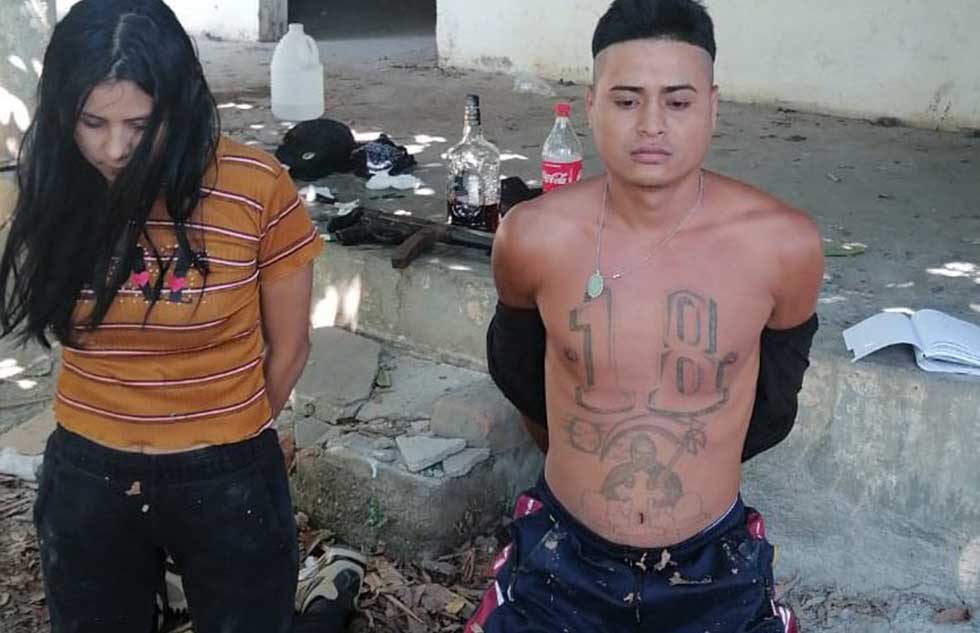 Capturan a dos pandilleros que se escondían dentro de una finca en Santa Ana