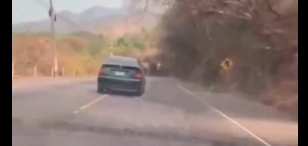 Captan a conductor notablemente descontrolado que casi causa un accidente en carretera Litoral | VIDEO