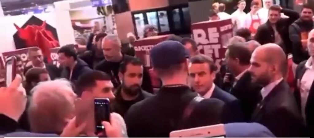 Lanzan huevos a Macron mientras intentaba calmar las protestas en Francia