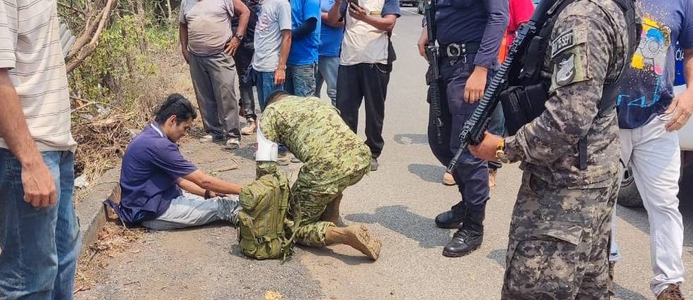 Enfermero de la FAES auxilia a hombre tras sufrir un accidente de tránsito