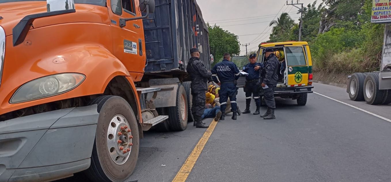 Conductor queda cerca de las llantas de una rastra tras accidentarse en carretera Troncal del Norte