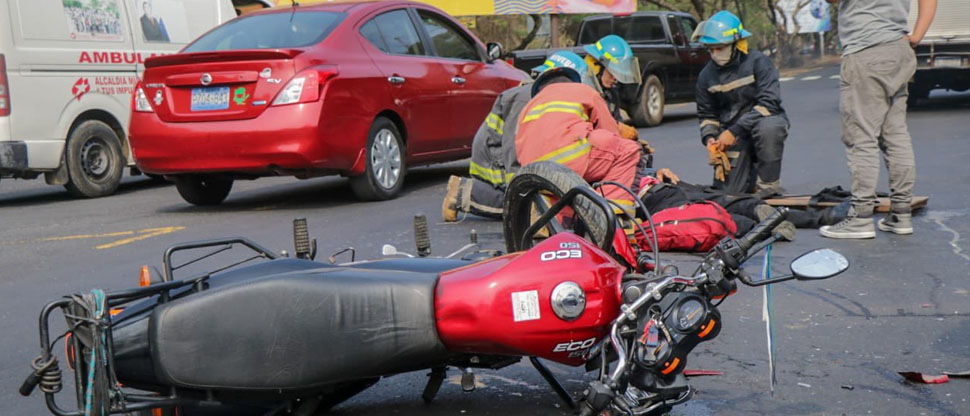 Motociclista queda tendido sobre el pavimento tras accidentarse en carretera Panamericana  