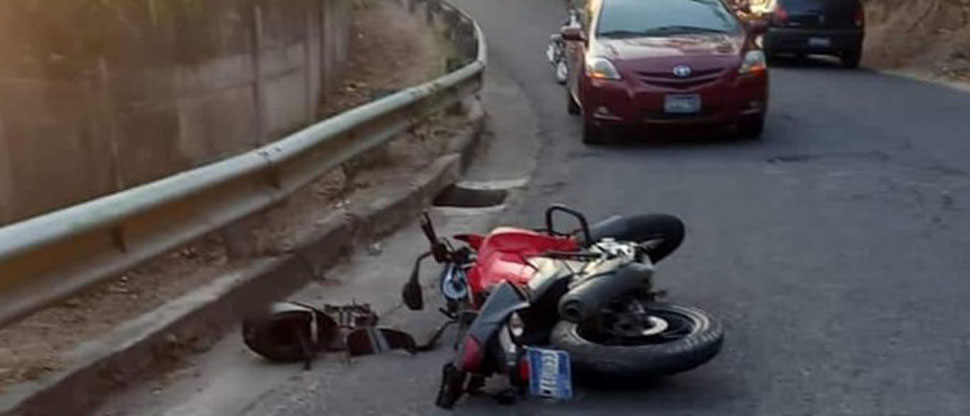 Motociclista queda tendido sobre el pavimento tras chocar contra un bus en Cuscatlán