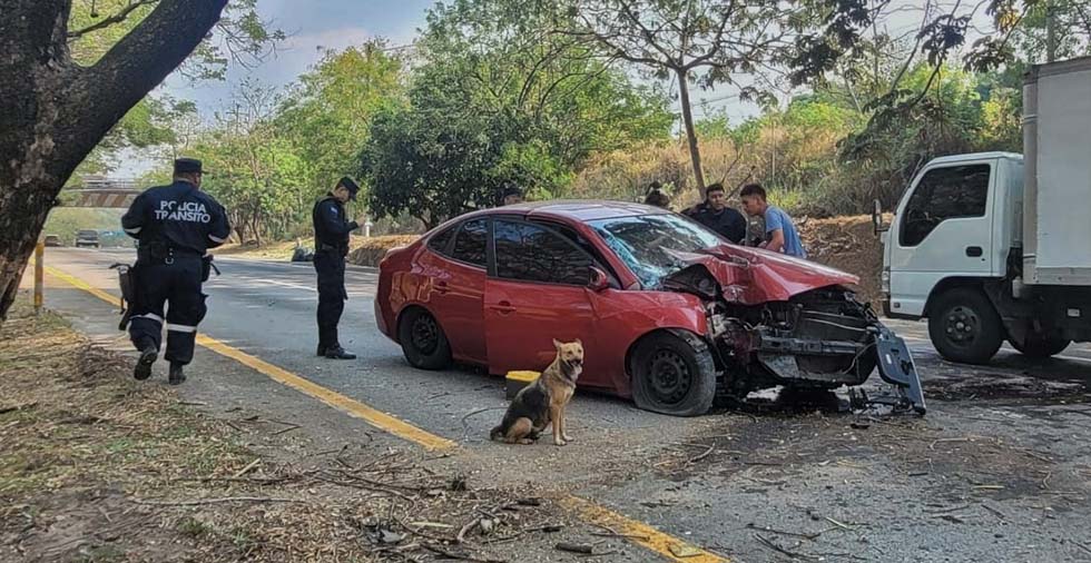 Mujer resulta gravemente lesionada tras accidente en la autopista a Comalapa