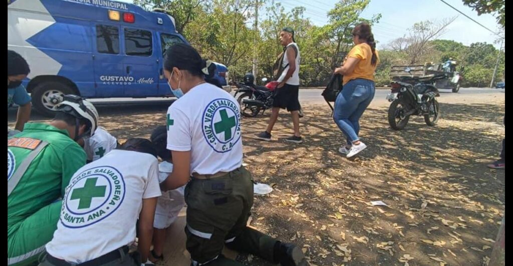 Mujer pierde el control de su moto y se accidenta en carretera a Candelaria de la Frontera